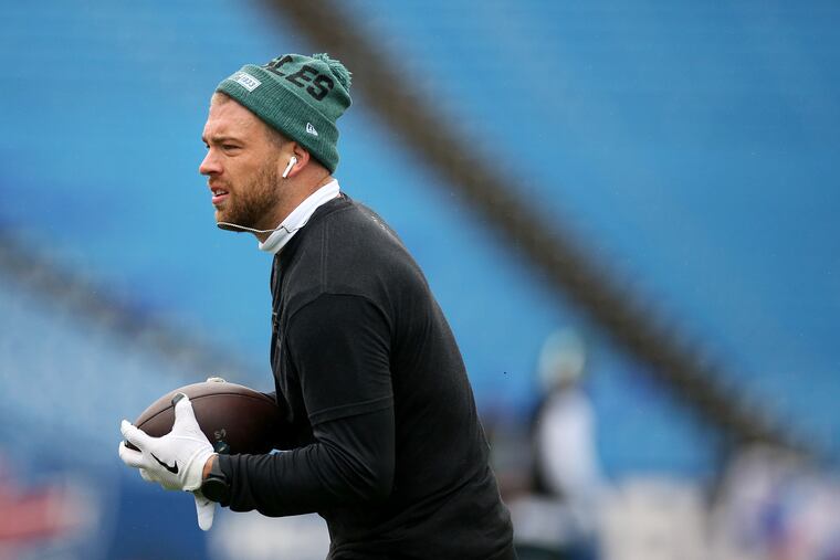 Zach Ertz warms up before the Eagles' 31-13 win in Buffalo on Sunday.