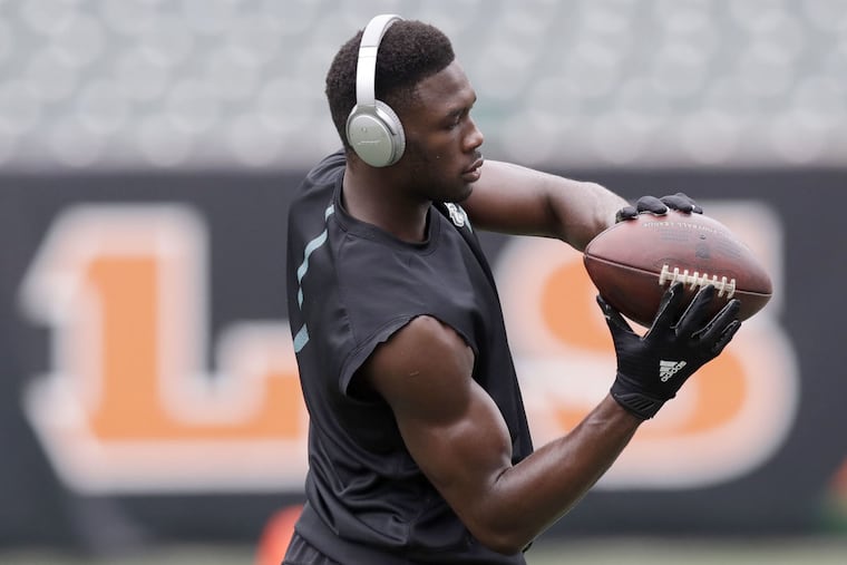 Eagles wide receiver Nelson Agholor catches fooftball during warmups before agame against Bengals on Sunday, Dec. 4.