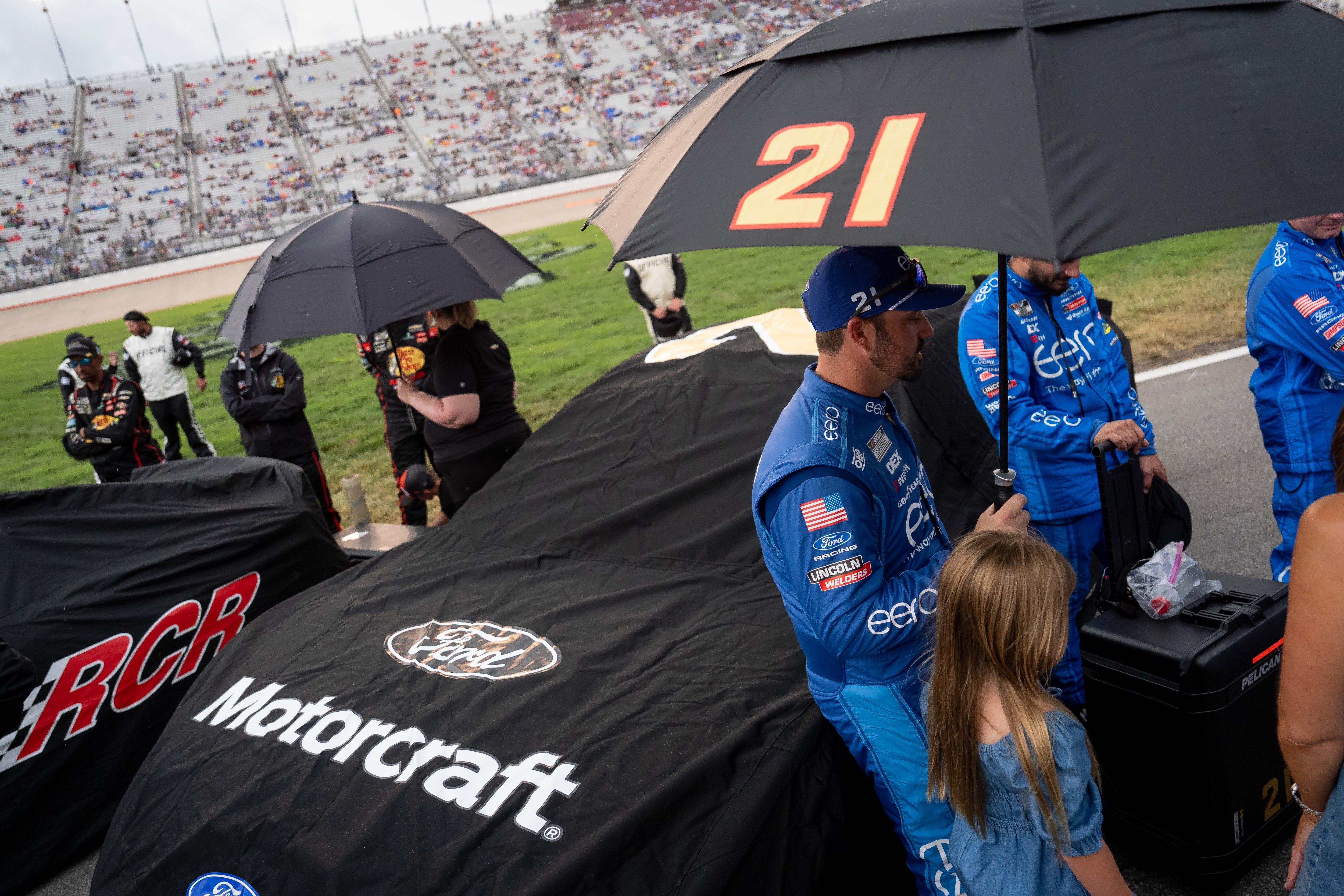 Nashville Superspeedway race starts 80 minutes late; rain disrupts Cup Series for second straight week