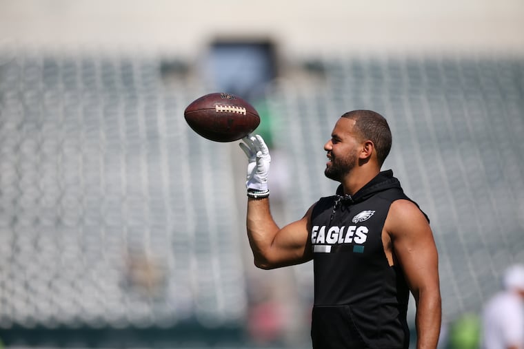 Eagles outside linebacker Kamu Grugier-Hill flips the ball during warmups last Sunday.