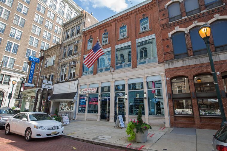 The condo tower proposed by Toll Bros. City Living would displace five properties in the 700 block
of Sansom Street.