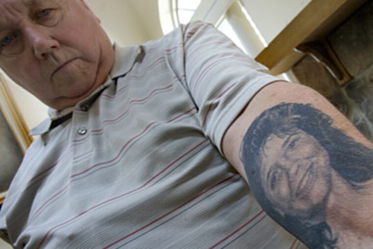 Stephen Anderson bears a tattoo to remember his daughter, Kim, who was murdered 21 years ago. ( John Costello / Staff Photographer )