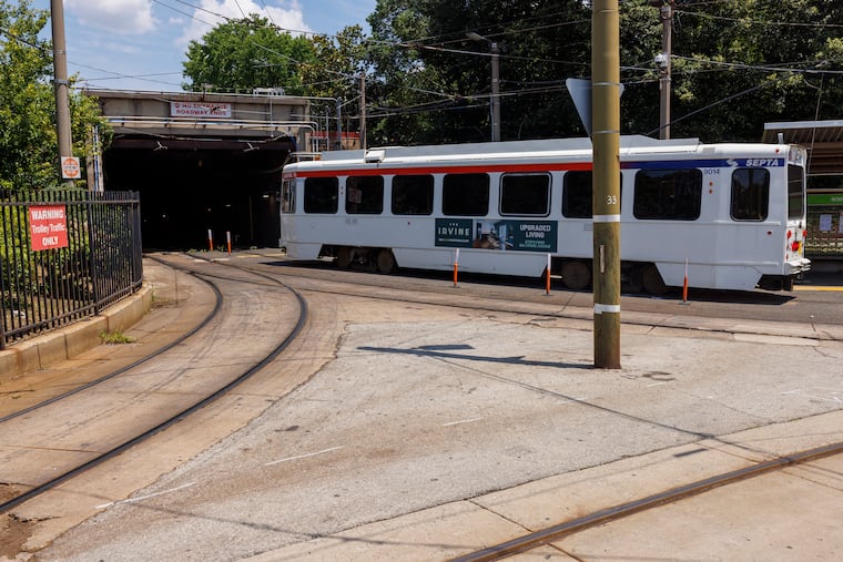 A SEPTA trolley entering the tunnel at 40th and Baltimore.
