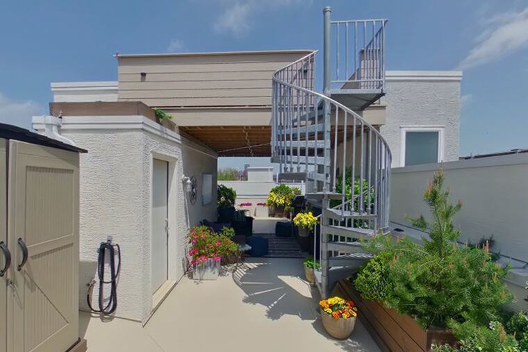 The double roof deck creates spaces with sun and shade for outdoor living.