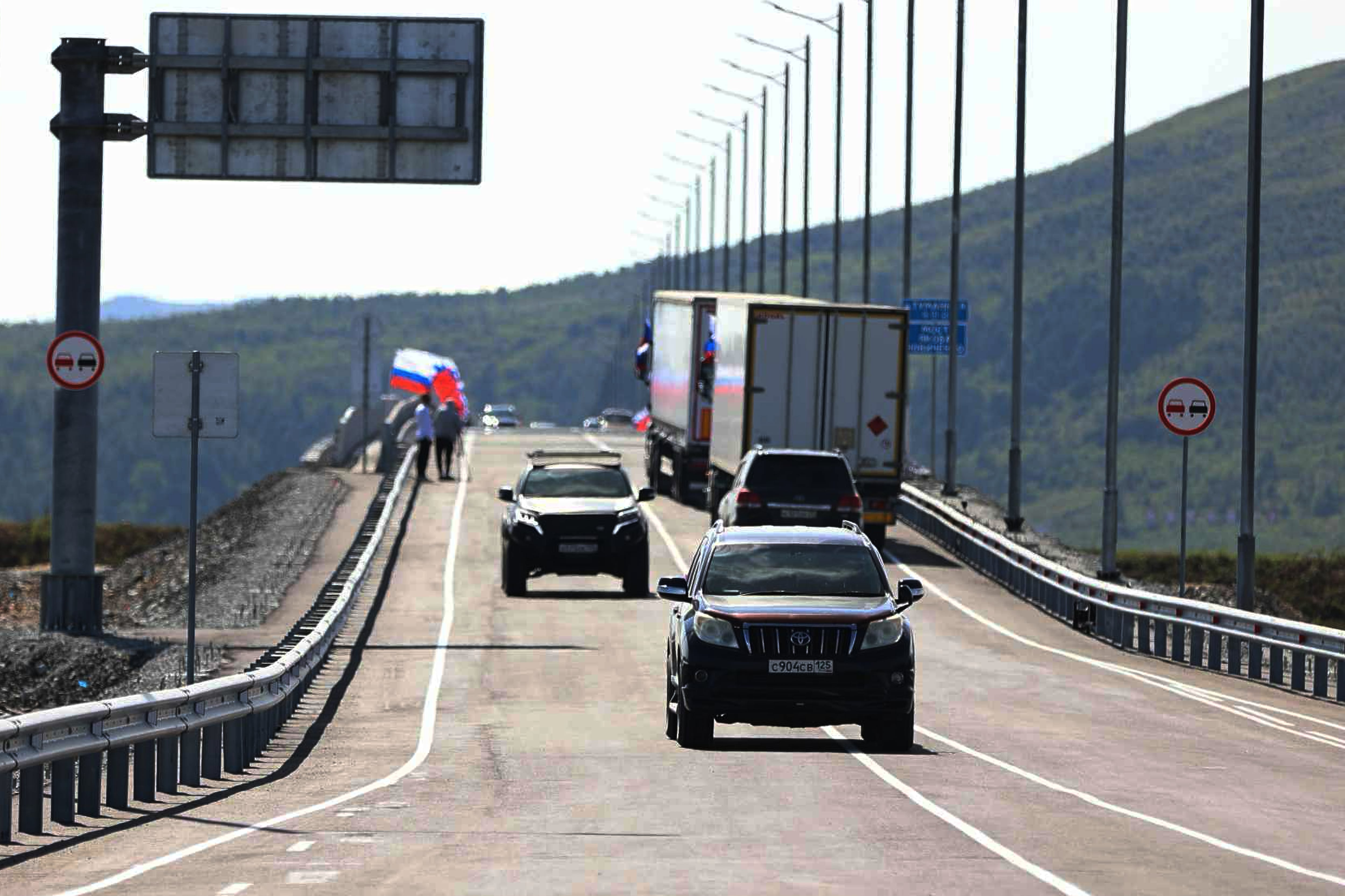 Russia and North Korea open the first road across their shared border