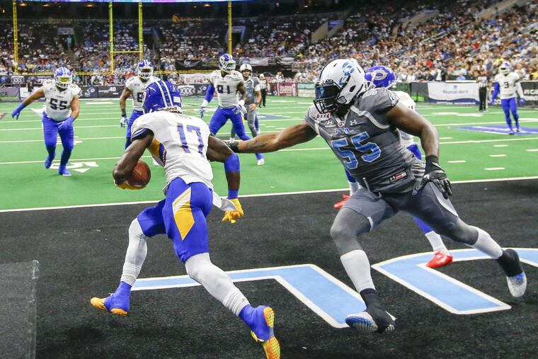 Tampa Bay Storm kick returner Kendrick Ings (left) returns a first-quarter missed field for a touchdown past Soul linebacker Sean Daniels.