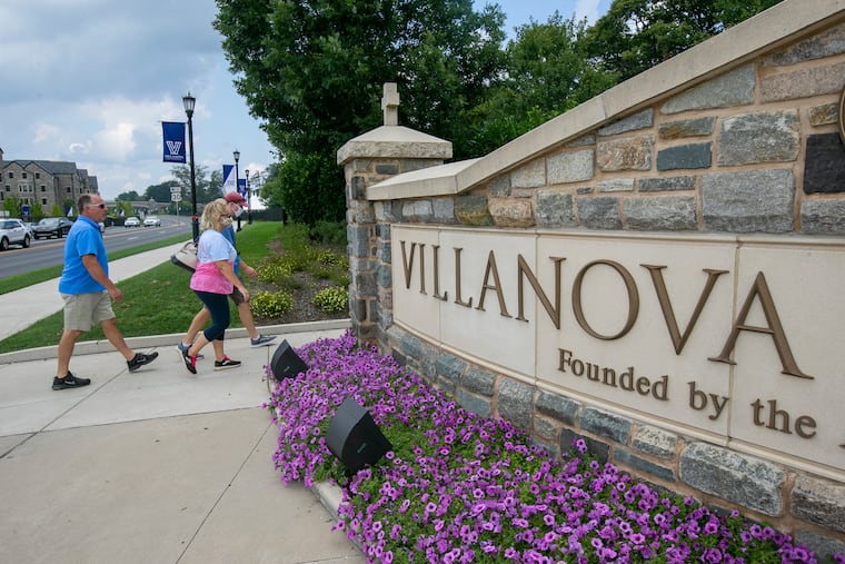 Students and parents arrive at Villanova University in August 2020.