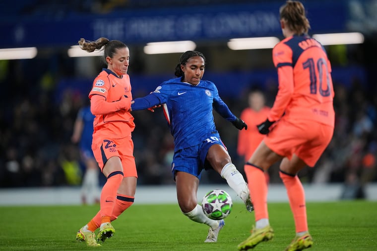 Naomi Girma (center) will lead the U.S. defense in the SheBelieves Cup.
