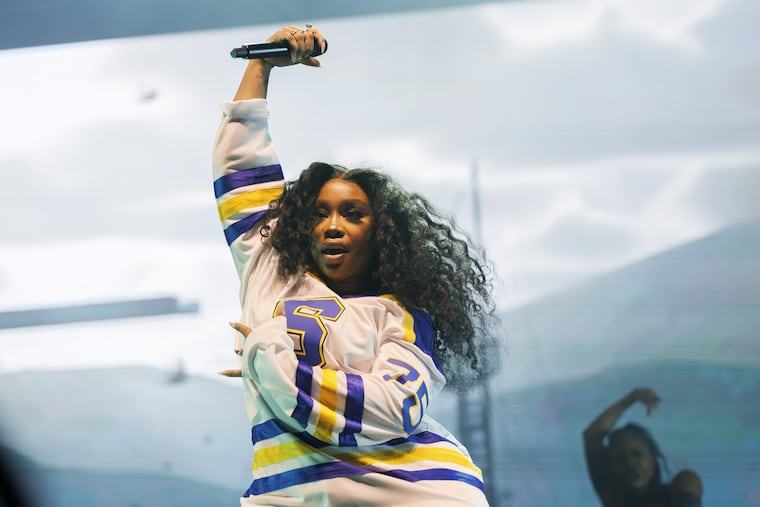 SZA performs at the United Center in Chicago on Wednesday, Feb. 22, 2023. Her Wells Fargo Center concert scheduled for Thursday night in South Philly has been postponed. (Armando L. Sanchez/Chicago Tribune/TNS)