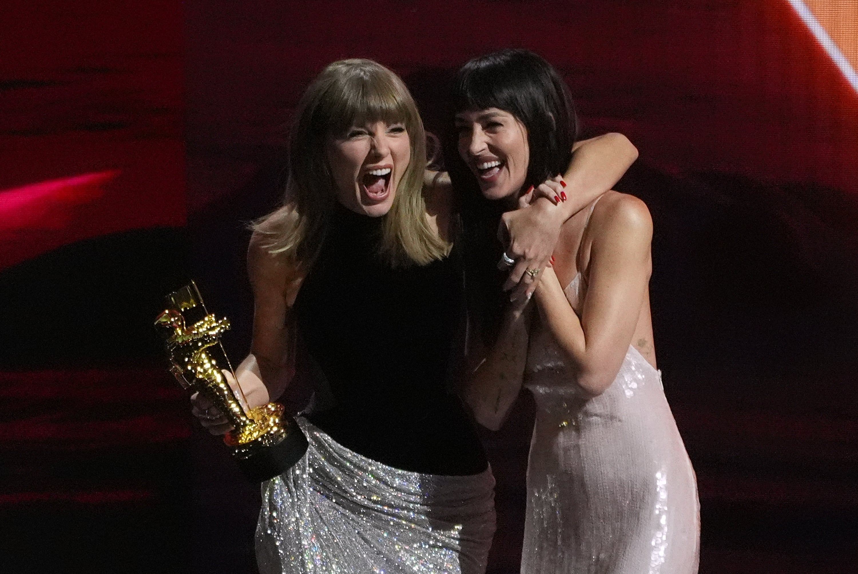 Photos of Taylor Swift making history and other highlights at the MTV awards