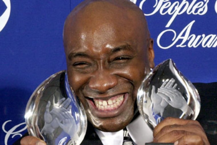 FILE - In this Jan. 7, 2001 file photo, actor Michael Clarke Duncan shows off two awards for the film "The Green Mile" at the 27th Annual People's Choice Awards in Pasadena, Calif. Duncan's fiancee says the Oscar nominee for "The Green Mile" has died Monday, Sept. 3, 2012 while being hospitalized following a July heart attack. He was 54. (AP Photo/Michael Caulfield, File)