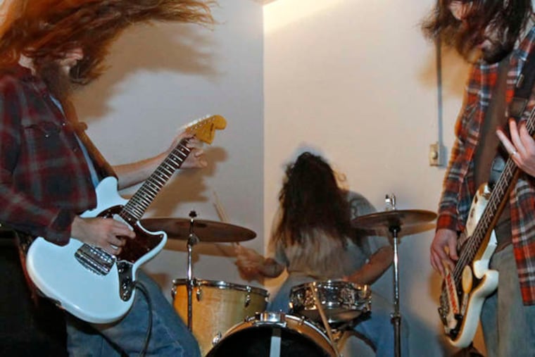 Jersey Shore grunge band Senium's Andrew McNicholas (left) and Jesse Wirtz. ( MICHAEL BRYANT / Staff Photographer )