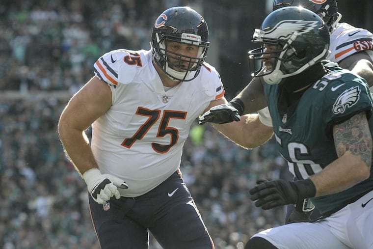 Chicago Bears guard Kyle Long (75) goes to block his brother, Eagles defensive end Chris Long (right) as Bears quarterback Mitchell Trubisky drops back to pass during the Eagles’ 31-3 win.
