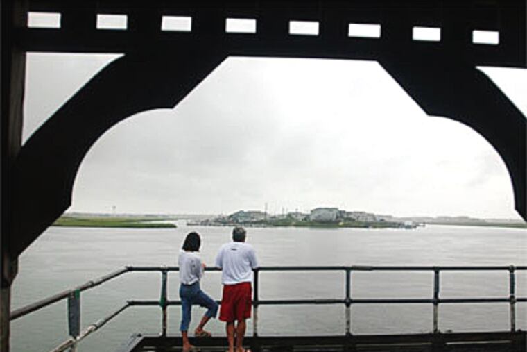 File photo from 2004 of Dr. Thomas and Joanne McFarland of Wynnewood taking in the view from Avalon Manor, where they own a home. (Sarah J. Glover / Inquirer)
