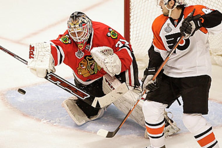 Antti Niemi thwarted the Flyers' surges as the Blackhawks held on for a 2-1 win. (David Maialetti/Staff Photographer)
