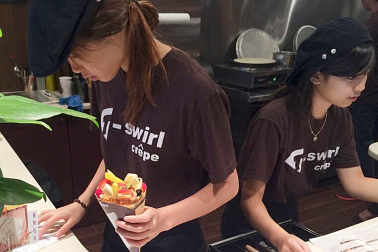 Making sweet and savory wraps at T-swirl Crepe. (MICHAEL KLEIN / Philly.com)