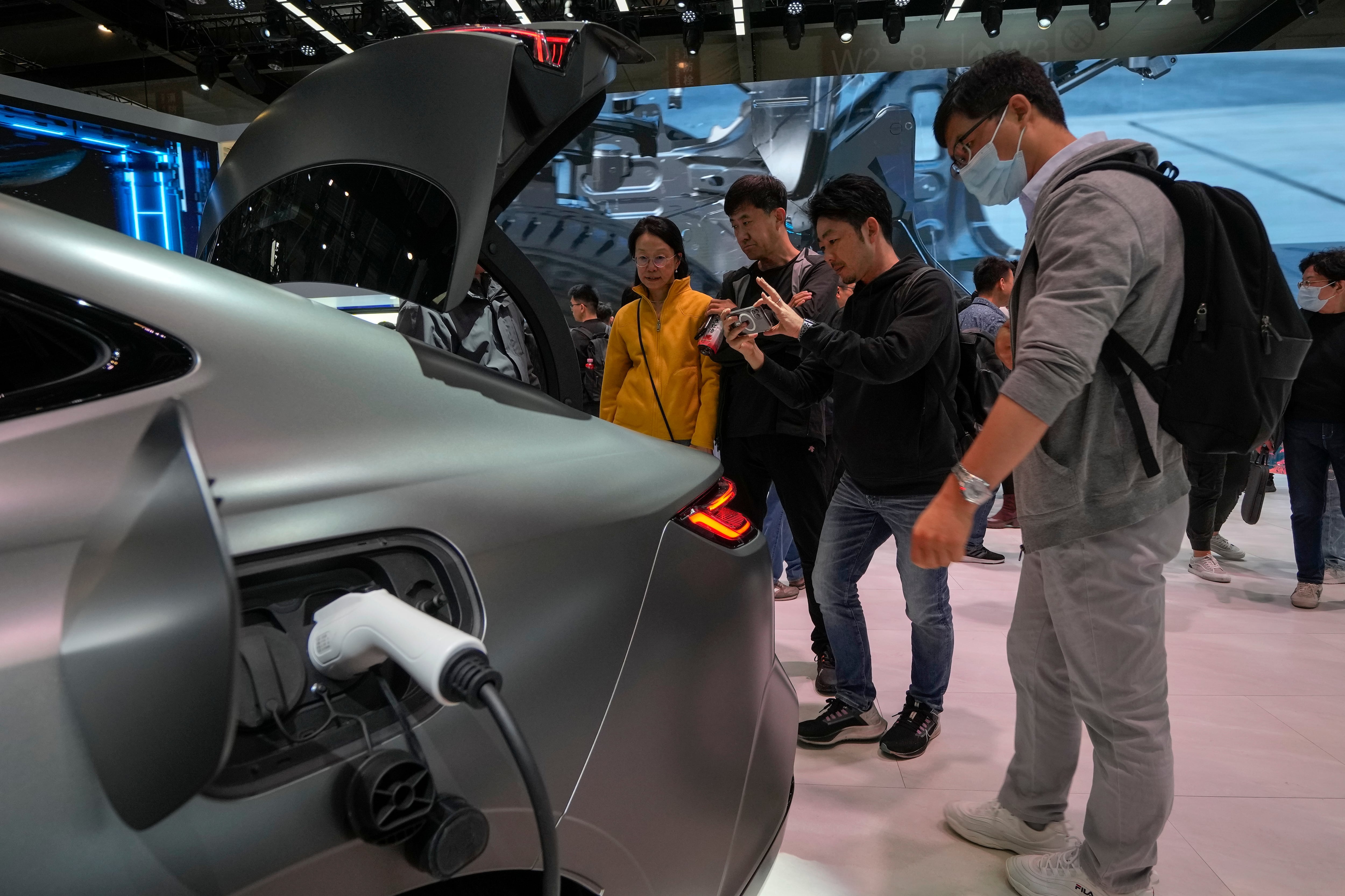 Chinese auto companies race ahead on EV technology, achieving 5-minute ultrafast charging
