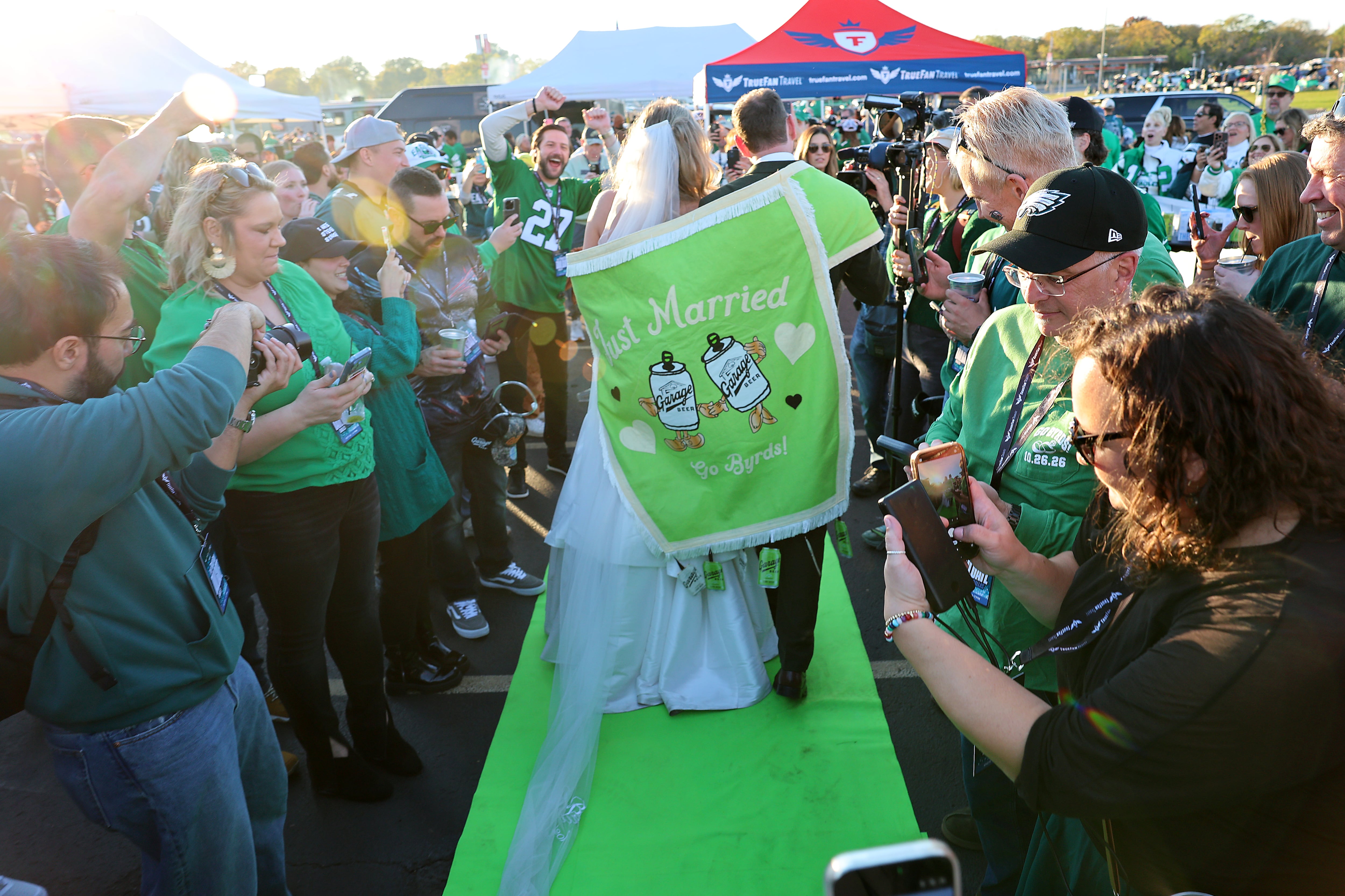 Two Eagles fans tied the knot at a secret tailgate wedding, and it had everything from Jason Kelce to the Philly Pops