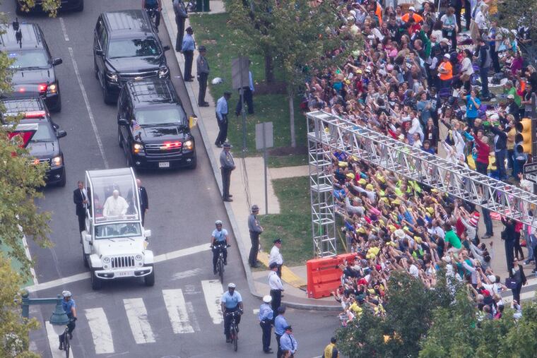Pope Francis circles the Ben Franklin Parkway and Logan Circle before celebrating mass. (ED HILLE / Staff Photographer )