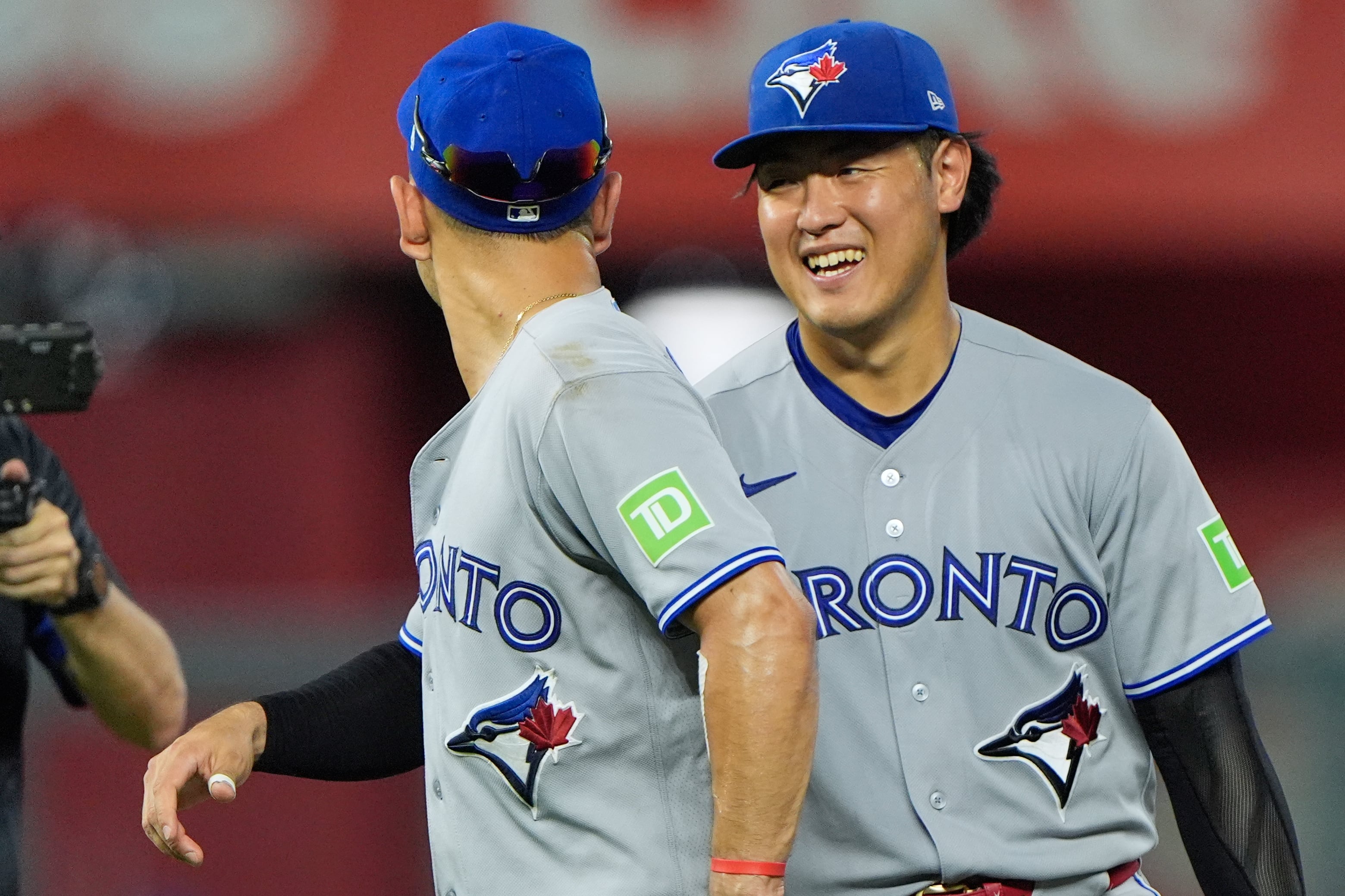 Kazuma Okamoto leads Blue Jays past Royals 4-3 to pull into tie for last AL wild card