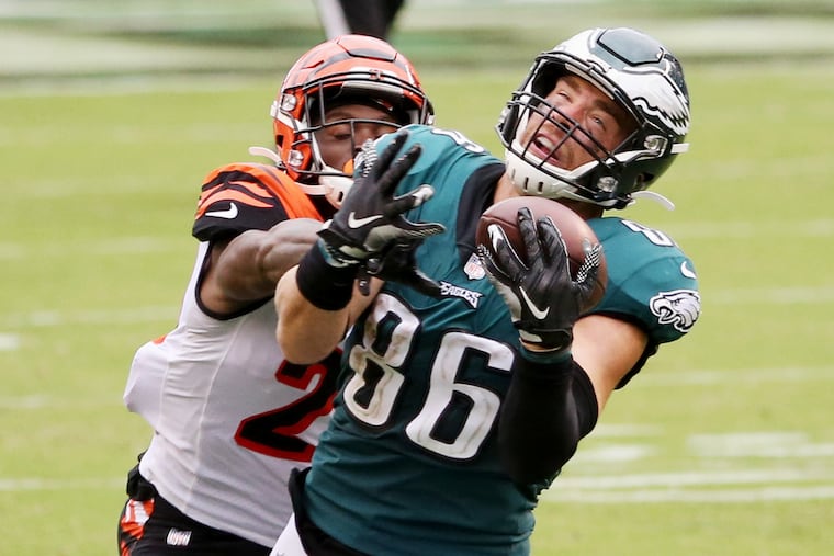 Eagles tight end Zach Ertz (86) makes a catch in front of Cincinnati Bengals cornerback Darius Phillips (23) in overtime of Sunday's 23-23 tie.