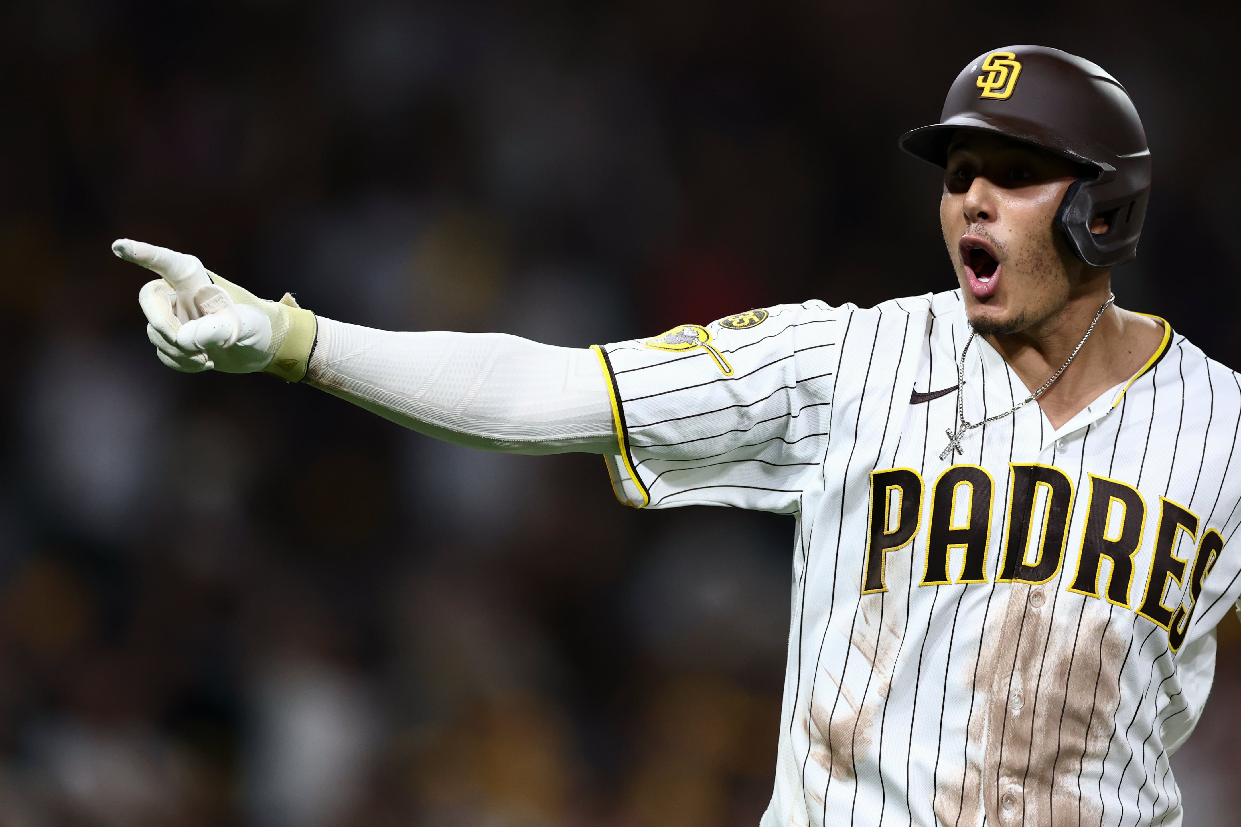 Machado homers as Padres beat D-backs 10-7 to clinch home field in wild-card round vs Cubs