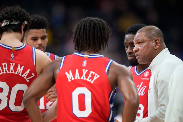 Sixers head coach Doc Rivers (right) confers with players during a timeout in the first half Thursday.
.