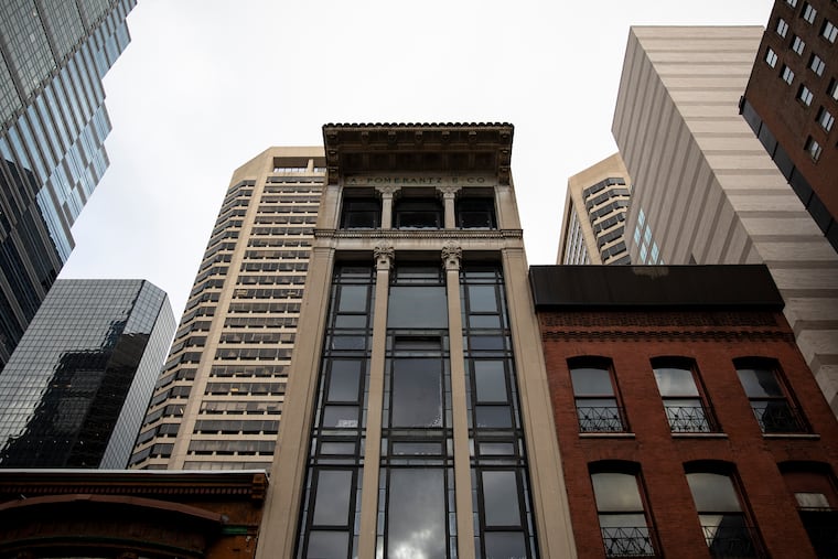 Built in 1917 as the headquarters of A. Pomerantz, a stationery and office supply store, this tiny skyscraper was a bridge between classicism and modernism. The heavy cornice acts like a capital on a classical column, but the relatively flat facade suggests the trend toward simplification.