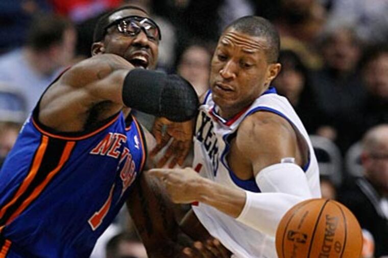 Amar'e Stoudemire battles Tony Battie for a loose ball in the first quarter on Friday. (Ron Cortes/Staff Photographer)
