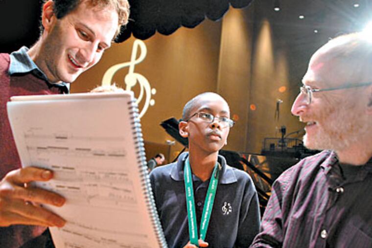 Composer Aaron Jay Kernis (right) talks to GAMP freshman Michael Wooten (center) and pianist Michael Mizrahi. ( Tom Gralish / Staff Photographer )