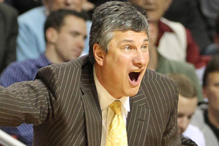 La Salle coach John Giannini had a few things to say to the referees during last night's loss to Temple. (Charles Fox/Staff Photographer)