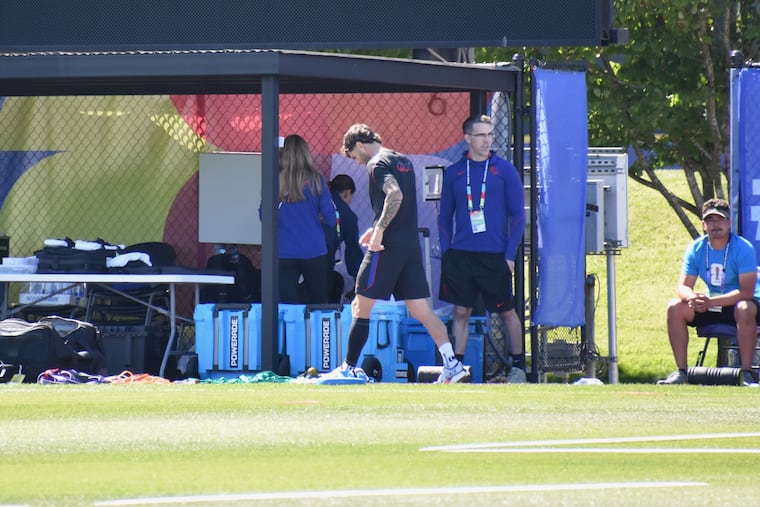 Christian Pulisic (center) walking on the sideline before Thursday's U.S. practice.