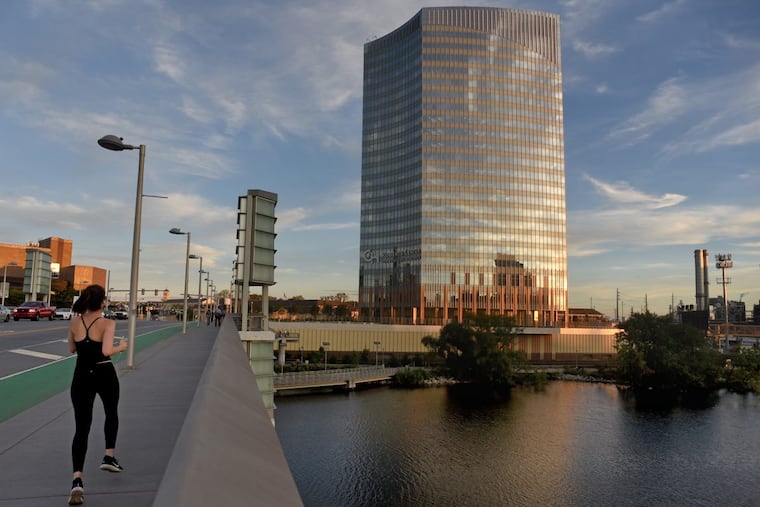 The new research tower of Children’s Hospital of Philadelphia looks good from the South Street Bridge.