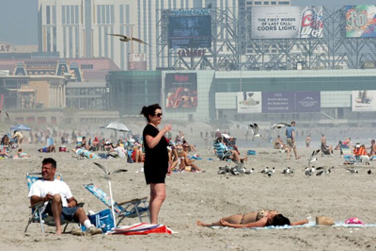 Ocean breezes in Atlantic City near Albany Avenue drew visitors looking for an escape from Monday's heat. (BEN FOGLETTO / AP)