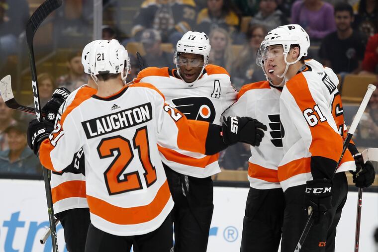 Wayne Simmonds (center) celebrates with teammates after scoring against the Bruins in the third period Saturday.