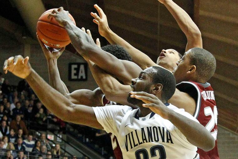 Villanova's JayVaughn Pinkston battles for rebound against Rider. (Ron Cortes / Staff Photographer)