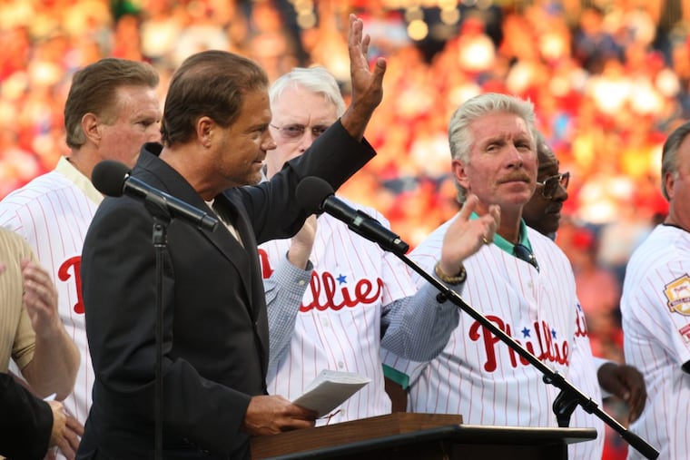 Darren Daulton waves to the crowd at the Phillies’ alumni weekend in 2010.