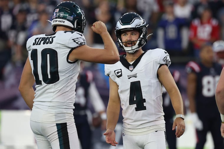 Eagles kicker Jake Elliott celebrates with punter Arryn Siposs after a field goal in the fourth quarter against New England.