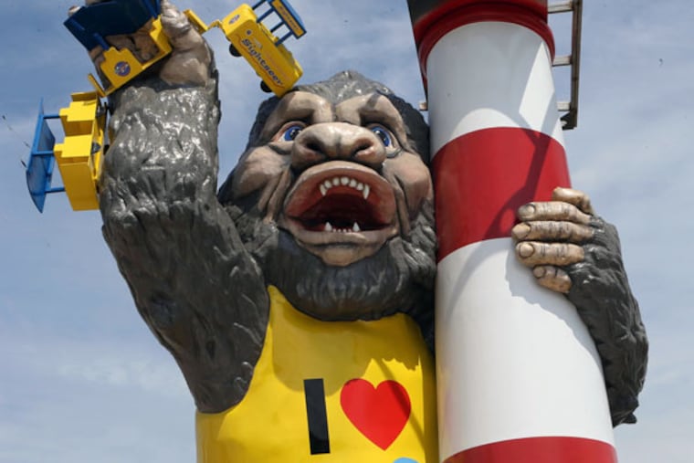 Crews breathe new life into Kong in North Wildwood. (DALE GERHARD / PRESS OF ATLANTIC CITY)