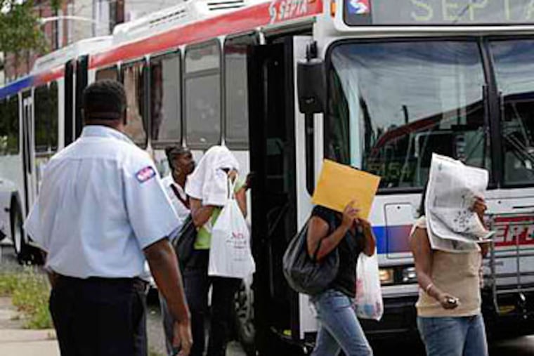 Potential witnesses exit the bus yesterday afternoon. (David Maialetti / Daily News)