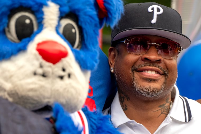 Allen Iverson poses with 76ers mascot Franklin the Dog.