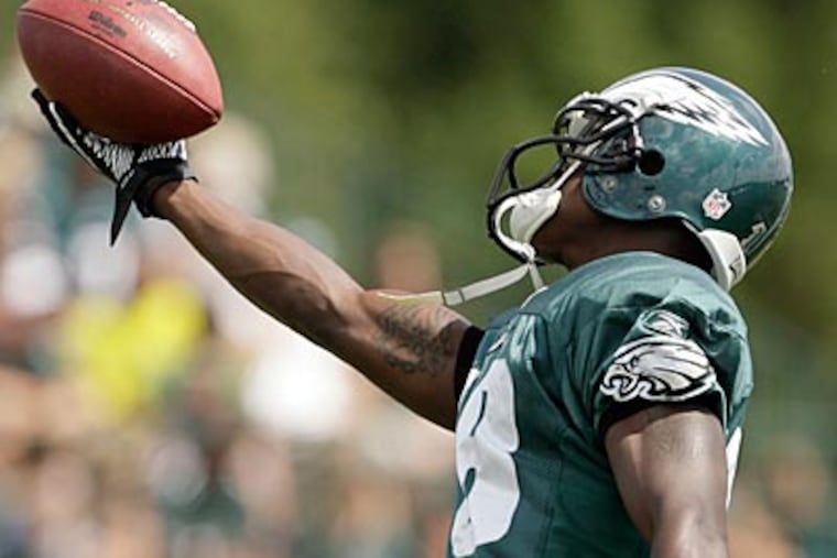 Eagles receiver Jeremy Maclin makes a one-handed catch during yesterday's practice. (Yong Kim / Staff Photographer)