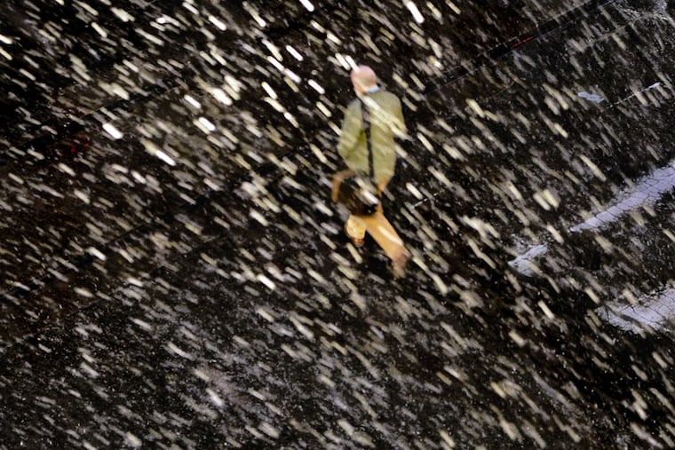 The scene at 12th & Filbert Streets during evening rush hour February 9, 2016, as rain switched to snow flurries. We could see similar flurries on Thursday. (TOM GRALISH / Staff Photographer )