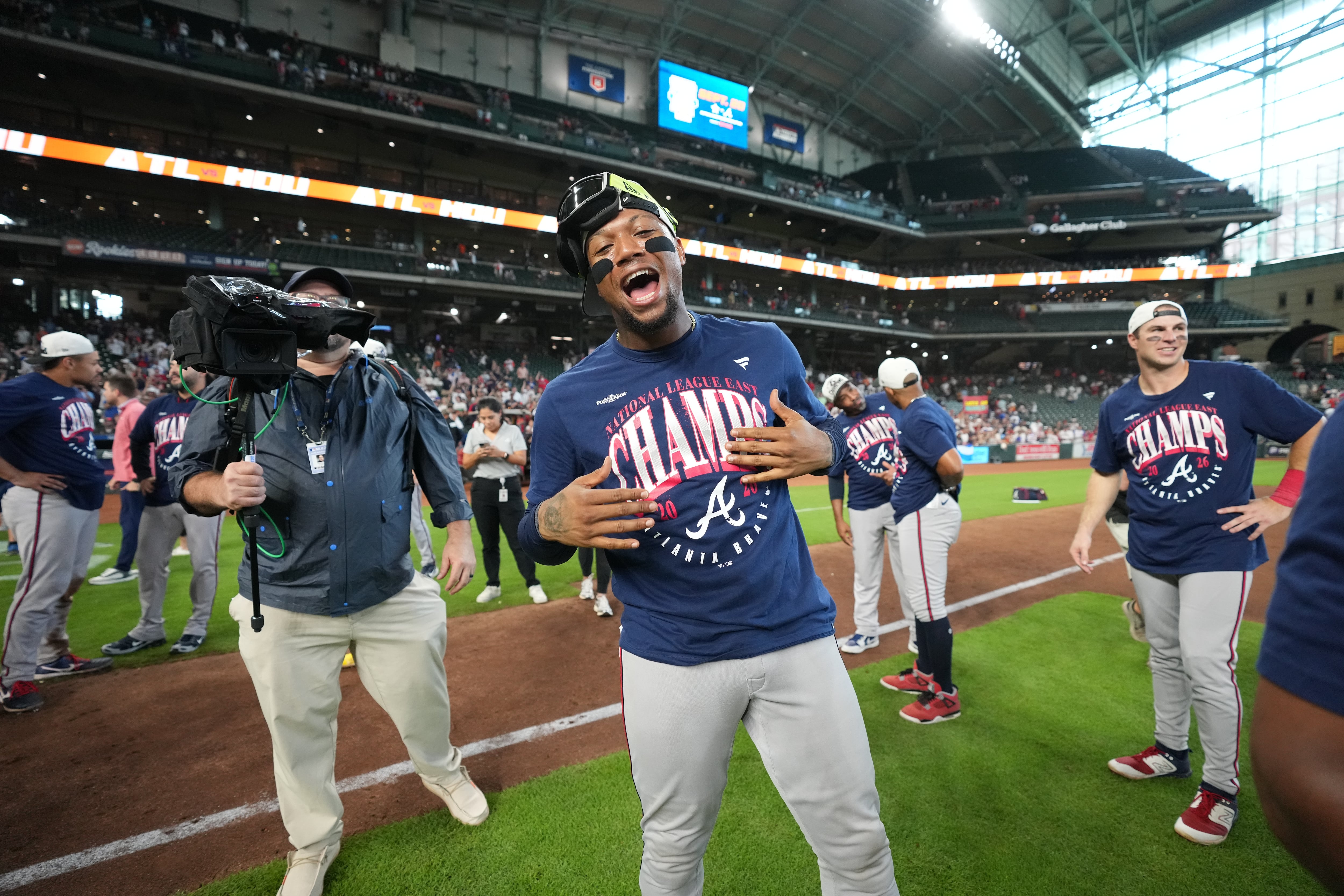 Acuña exits Braves game with left leg injury, status unclear
