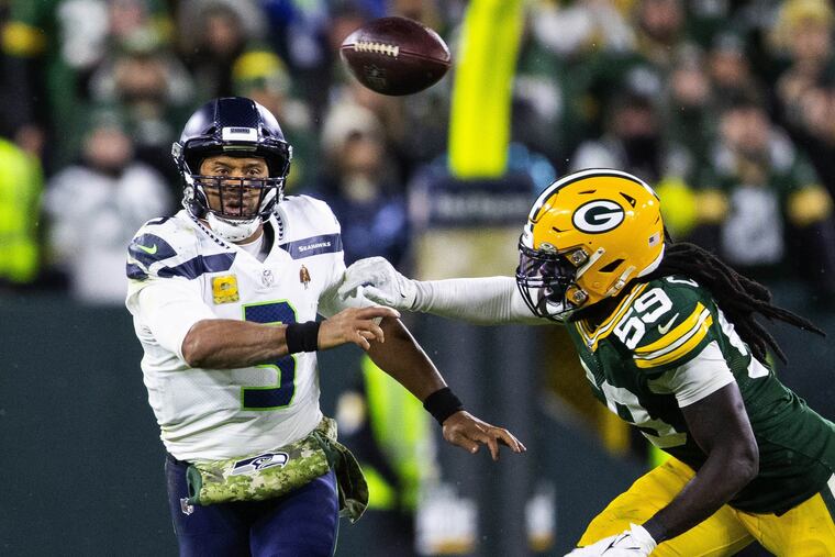 Pursued by Green Bay Packers linebacker De'Vondre Campbell, Seattle Seahawks quarterback Russell Wilson tries to get off a pass that missed its target, leaving the Seahawks 3rd and 10 from the 36, with 1:13 to play on Sunday, Nov. 14, 2021, at Lambeau Field in Green Bay, Wisconsin. (Dean Rutz/The Seattle Times/TNS)