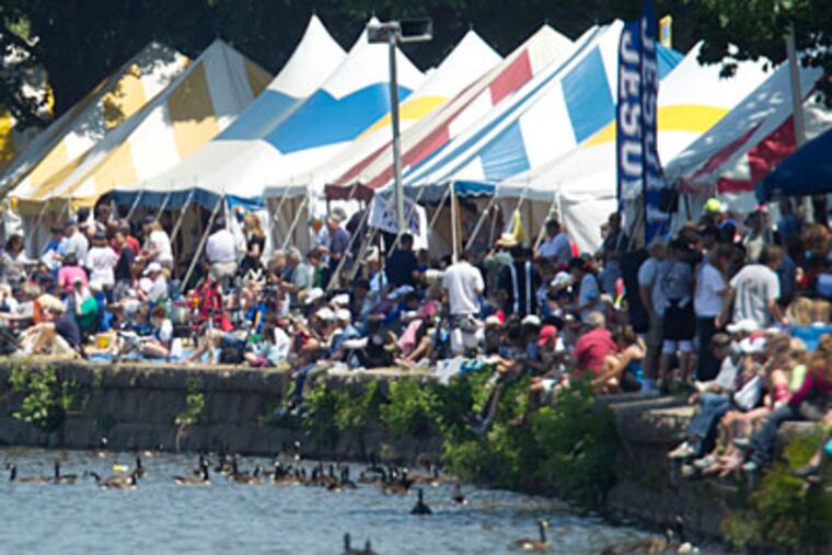 Crowds line the Schuylkill River during preliminary races in the Stotesbury Cup Regatta. (Ed Hille/Staff Photographer)