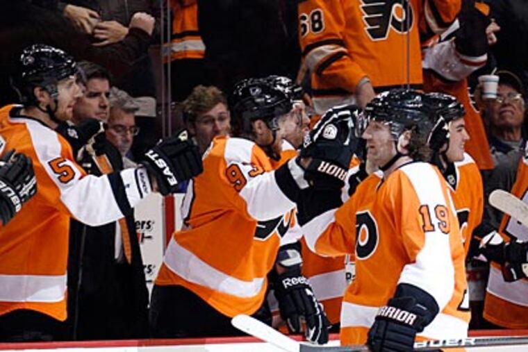 Flyers winger Scott Hartnell celebrates his second period goal against the Blackhawks on Thursday. (Yong Kim/Staff Photographer)