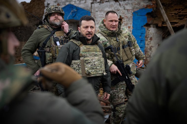 Ukrainian President Volodymyr Zelensky (center), during his visit to the Zaporizhzhia region, the site of fierce battles with Russian troops, on Sunday.