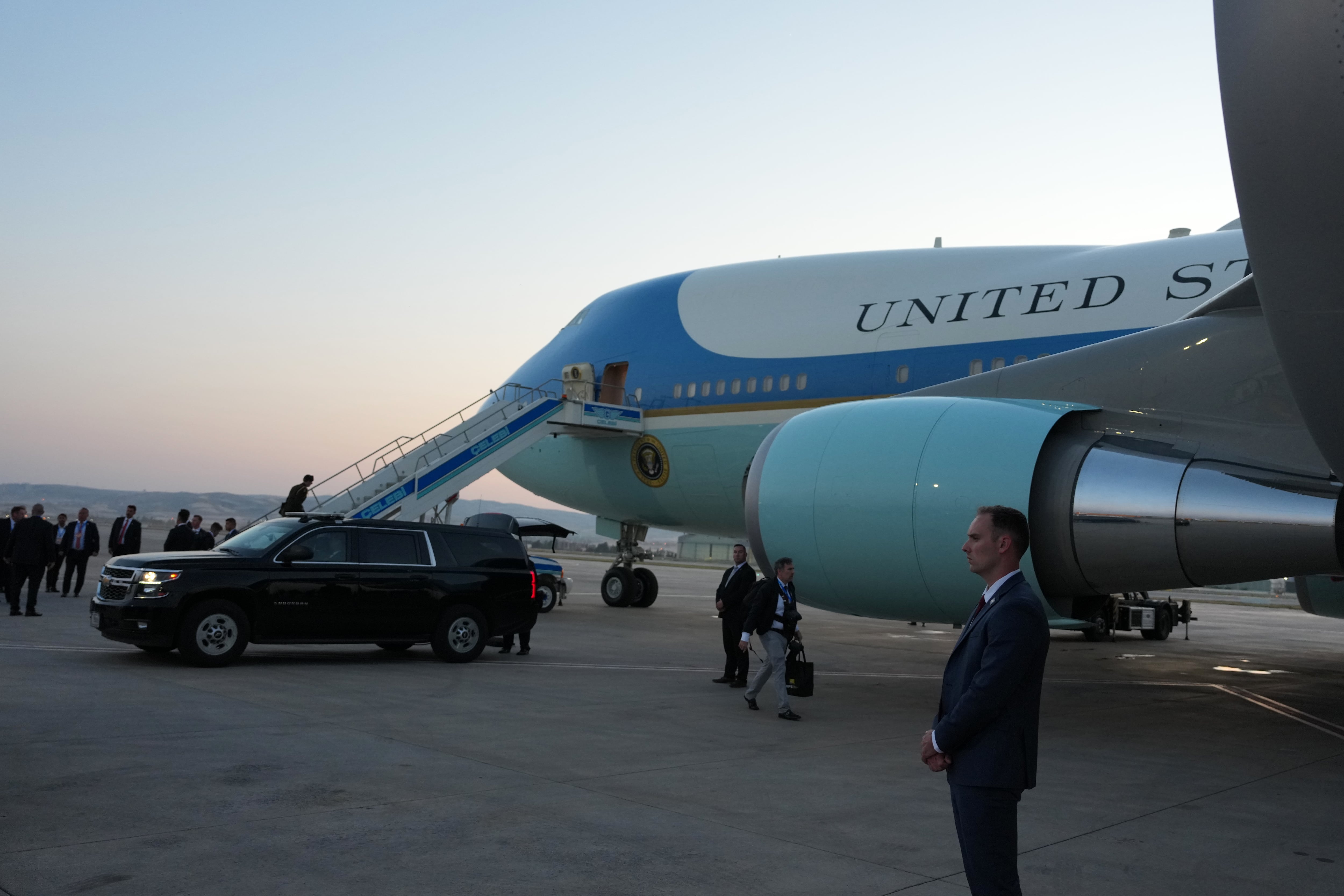 Trump flies partway home from Turkey in an old Air Force One, not the new Qatari-gifted jet