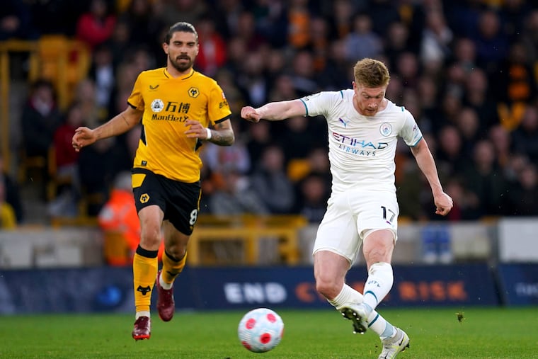 Kevin De Bruyne (right) and Manchester City can clinch another English Premier League title on Sunday.